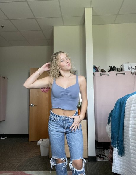 Statewins model nude picture