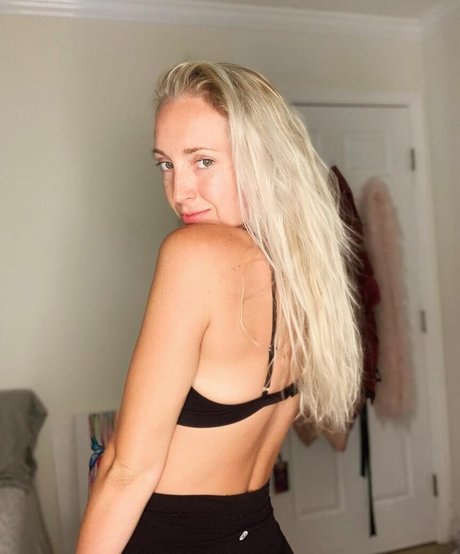 the jeneva hot model picture