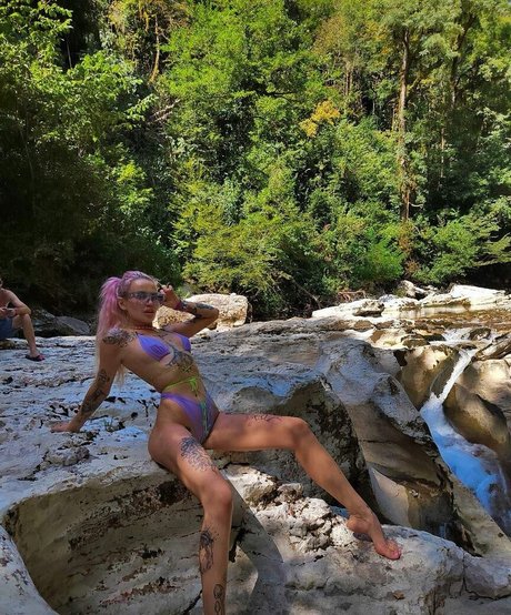 misscannabisss adult model image