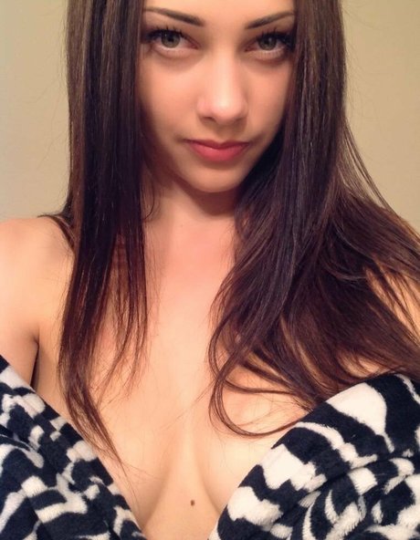 Avari Rain top model pics