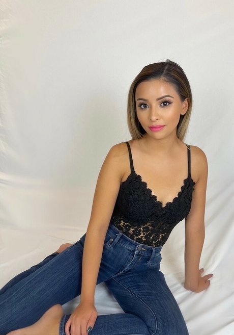 Iris In The Kitchen hot actress pics