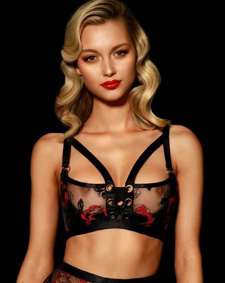 Chloe Avenaim model xxx photo