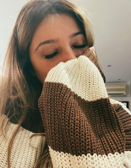 Zara Zahir pretty model pic