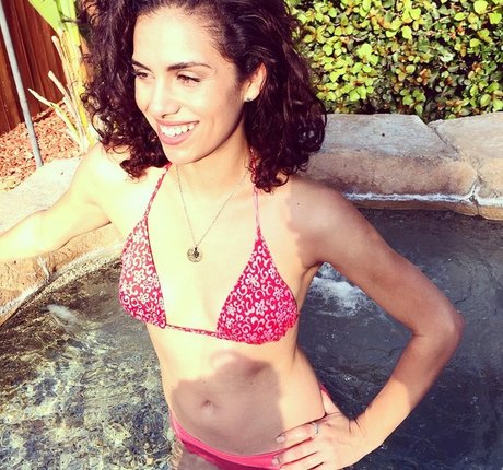 Andrea Sixtos model pretty photos