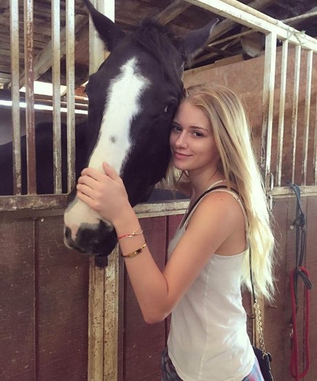 Alena Savostikova erotic model image