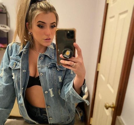 Sweeettails erotic actress image