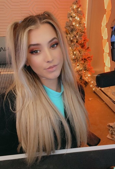 Sweeettails pornographic star img