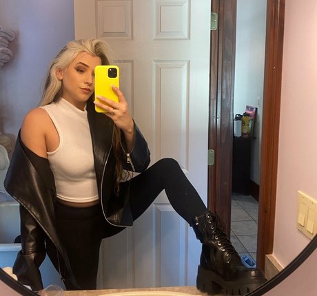 Sweeettails top model image