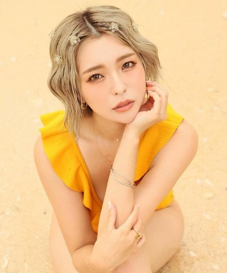 Hitomi 01270 model nude galleries