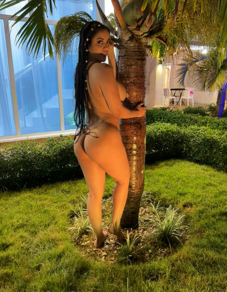 anakarinamillan93 model xxx image