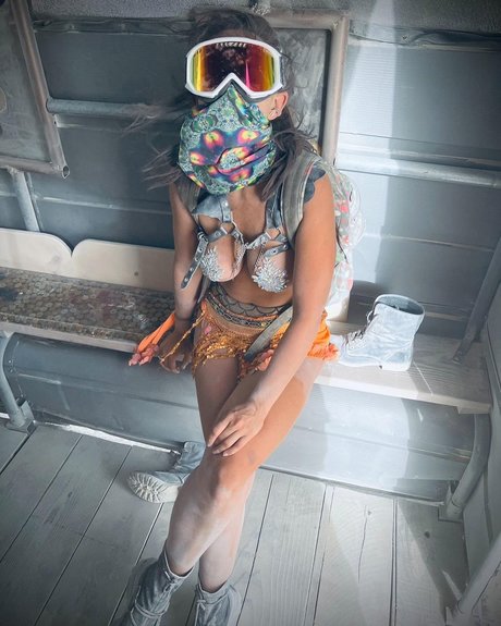 Maria Elisa Camargo art model img