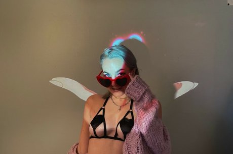 Wretched Wren pornstar exclusive pic