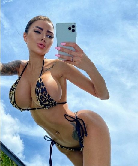 Alena Omovich free model pictures