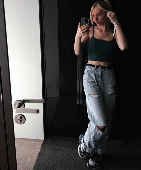 veylaneey pornstar sexy pic