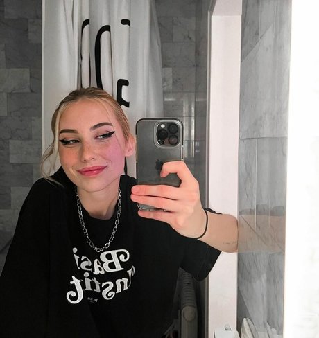 veylaneey pornstar art gallery