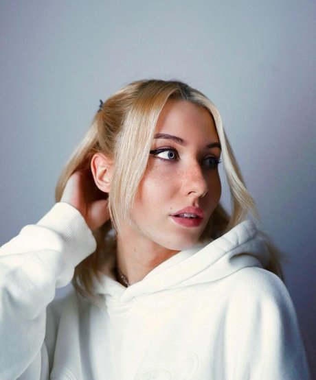 blonde babe onlyfans sexy nude img