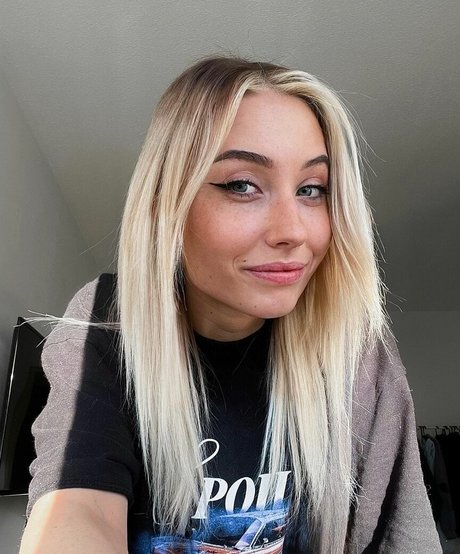 veylaneey pornstar sexy img