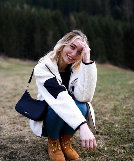 veylaneey sex model photos