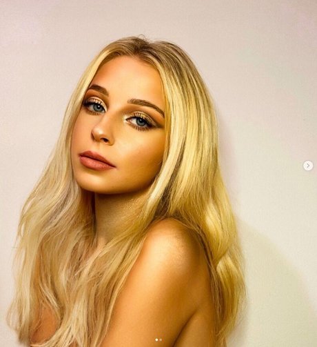 Maci Jo McCarley art model pic