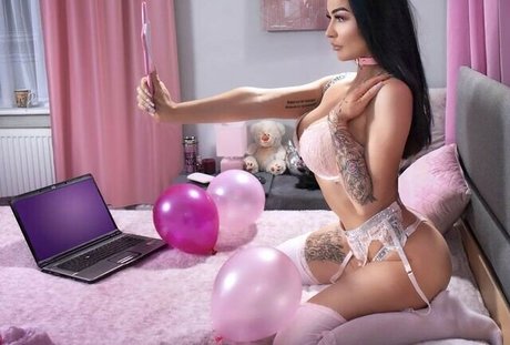 Reign Chaos hot actress picture