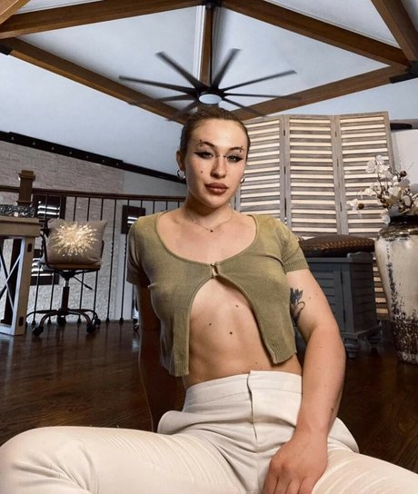 KissFromLo erotic model photos