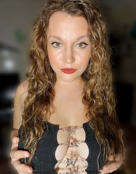 Carmen Curvy porn model pictures