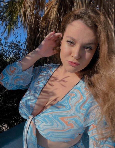 Carmen Curvy model art img