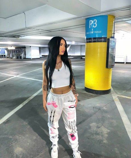 Bailey King model beautiful images