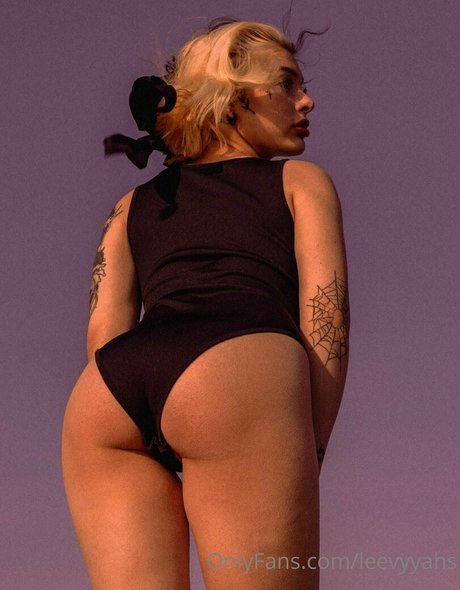 leevyyahs art model picture