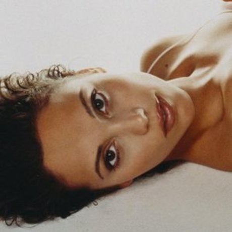 Elizabeth Berkley beautiful star img