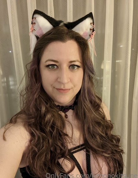 Lady Kitsune naked model picture