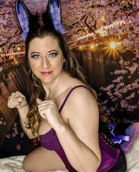 Lady Kitsune hot model pic