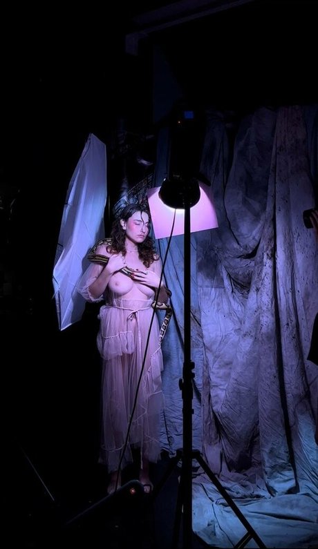 Greymouse naked model pic