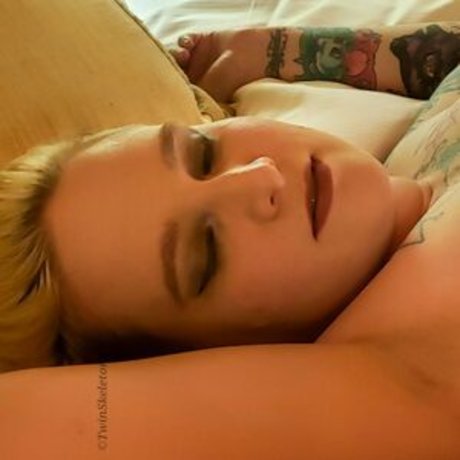 Twin Skeletons model porn pic