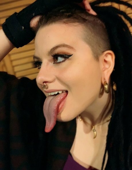 MoreCumberworldly model picture