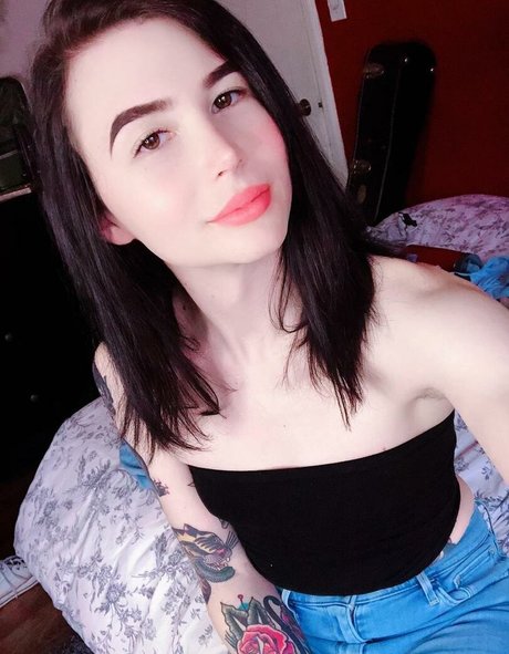 lilliannee model pornographic photos