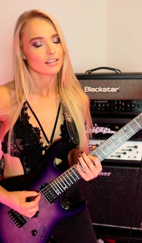 Sophie Lloyd perfect model img