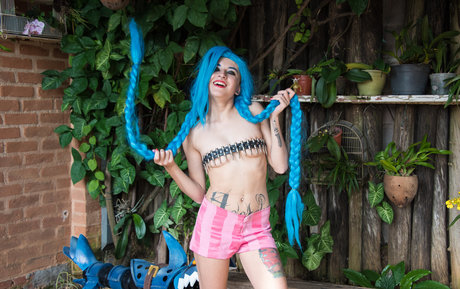 Wingsweak naked actress archive