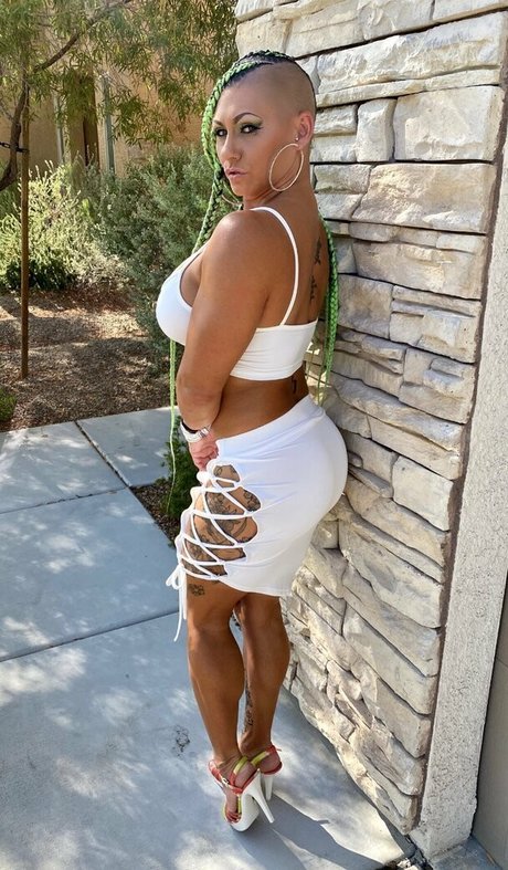 Queenkarma69 art model pictures