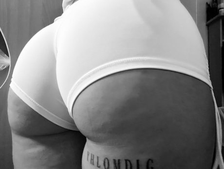 desvalenx model adult picture