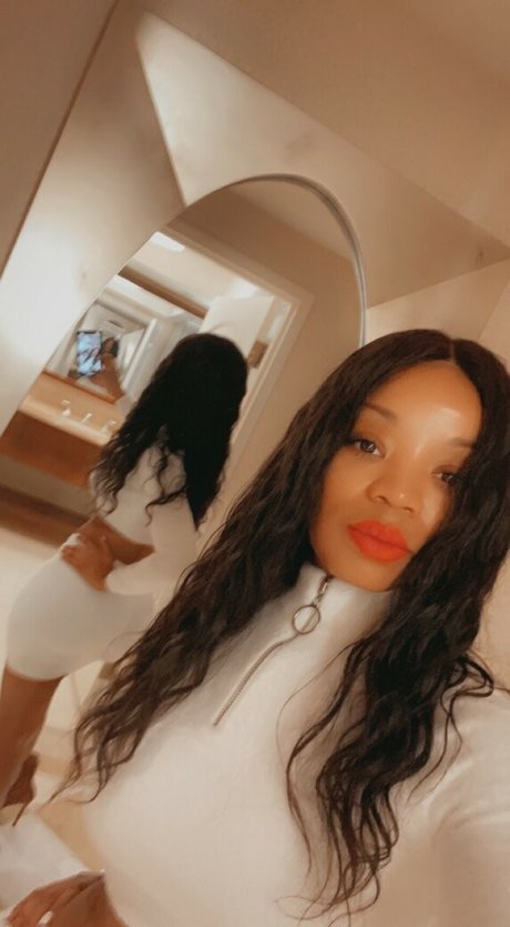 Sweetest Peach model nude photos