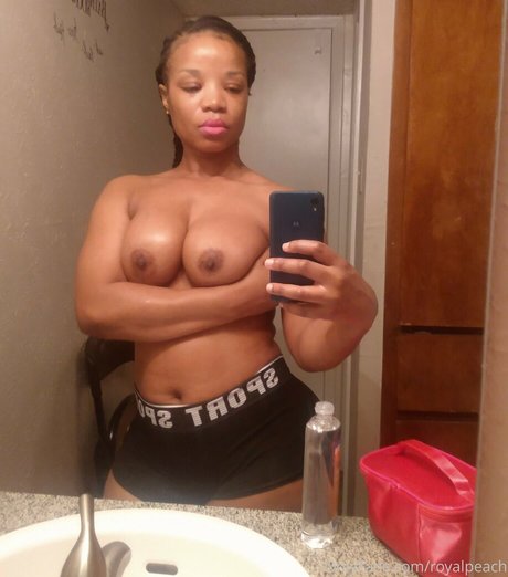 Sweetest Peach model adult pic