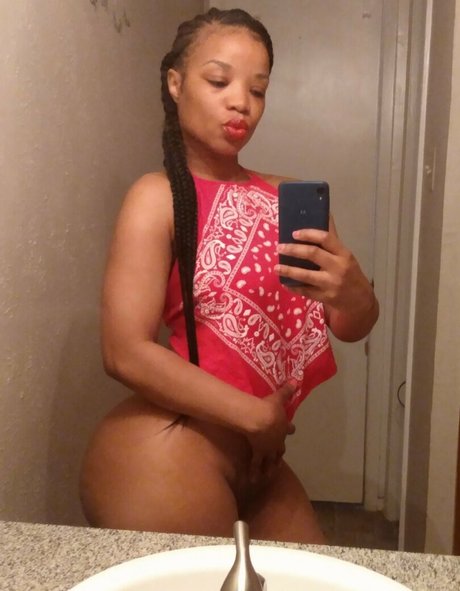 Sweetest Peach sexy model image