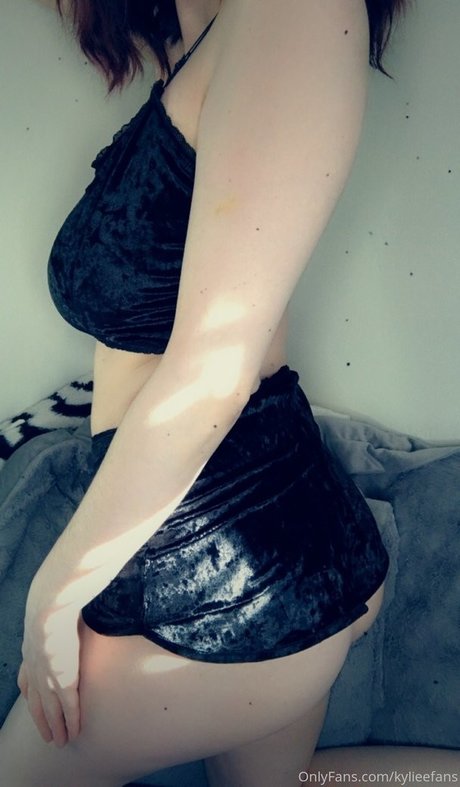 KylieeOW pornstar sex images
