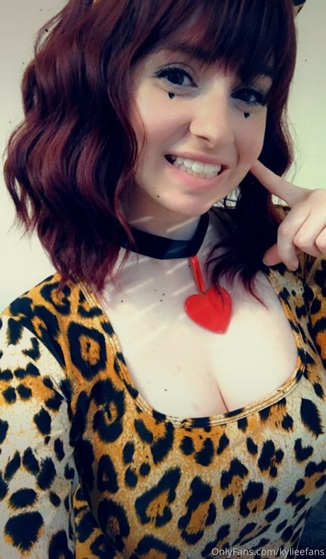 KylieeOW model sexy images