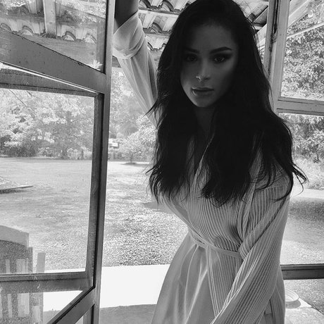 Sandra Dziwiszek naked star picture