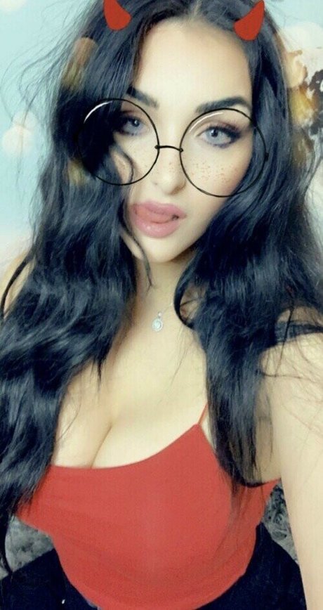 AvyannaLouve model beautiful image