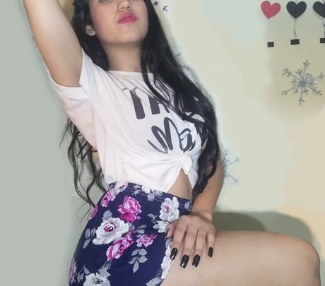 Elis Scratching ASMR top model img