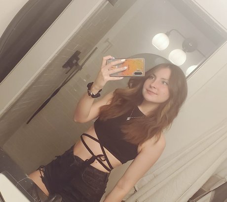 Vicky Kunia model beautiful galleries