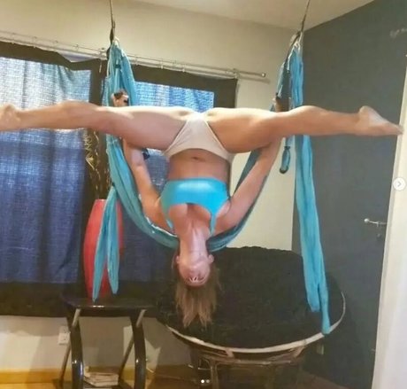 Aura Bright model pretty gallery